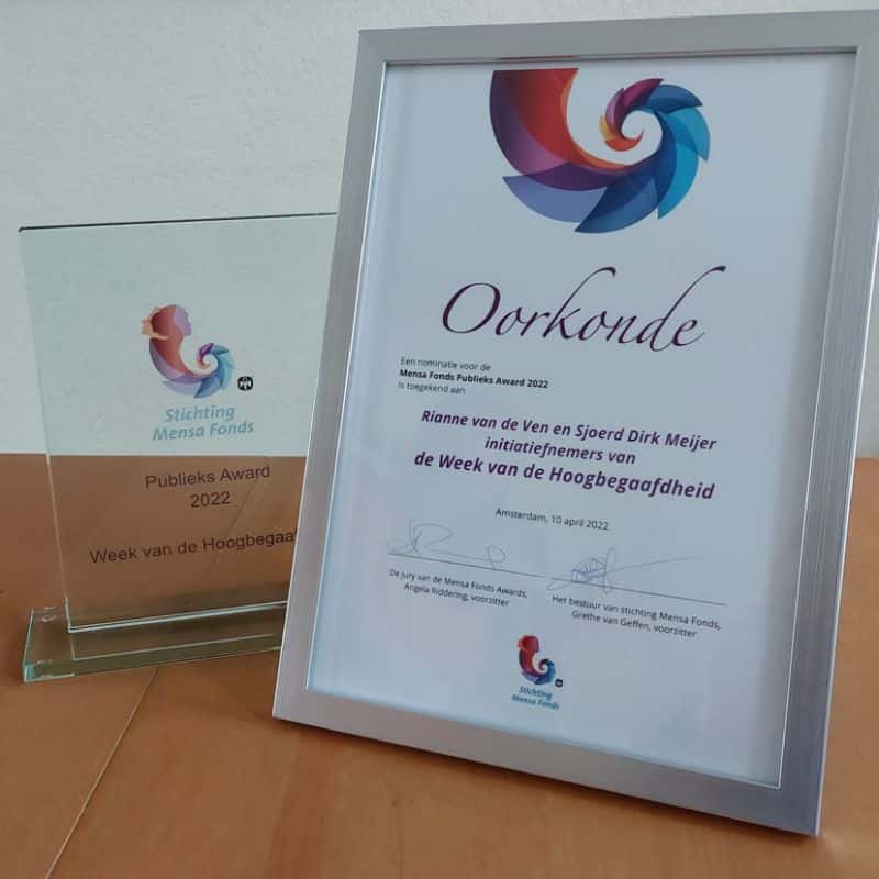 De Publieks Award 2022 van Stichting Mensa Fonds en de oorkonde voor Rianne van de Ven en Sjoerd Dirk Meijer